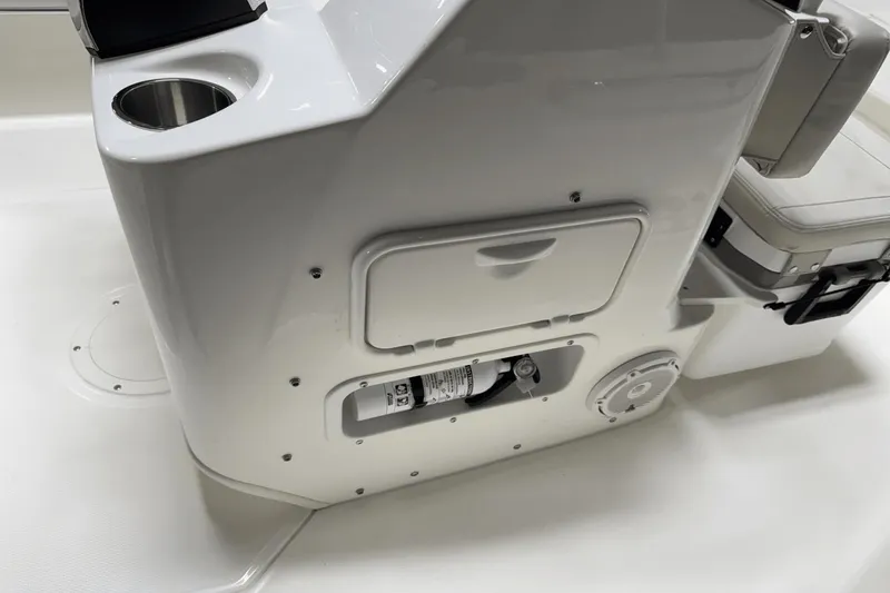 Slide: The Image of Boston Whaler 170 Montauk 2025 - 43