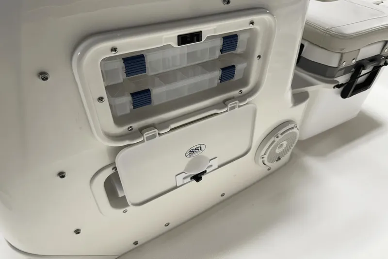 Slide: The Image of Boston Whaler 170 Montauk 2025 - 44