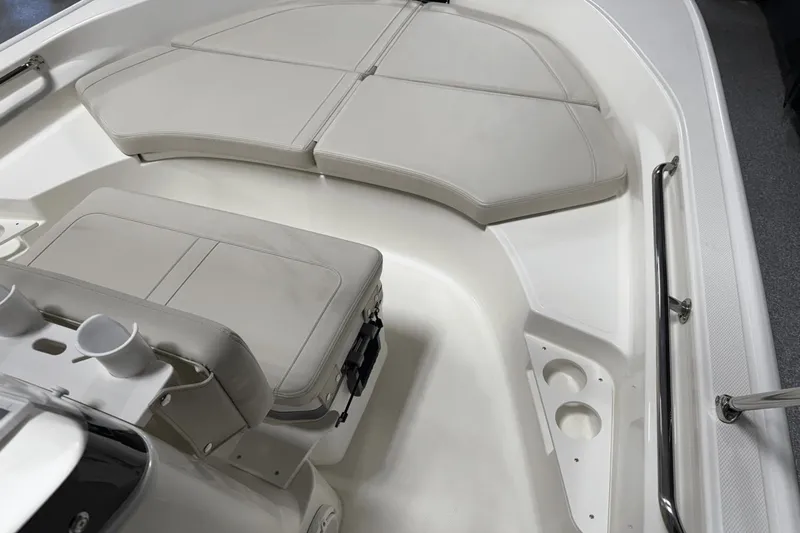 Slide: The Image of Boston Whaler 170 Montauk 2025 - 46