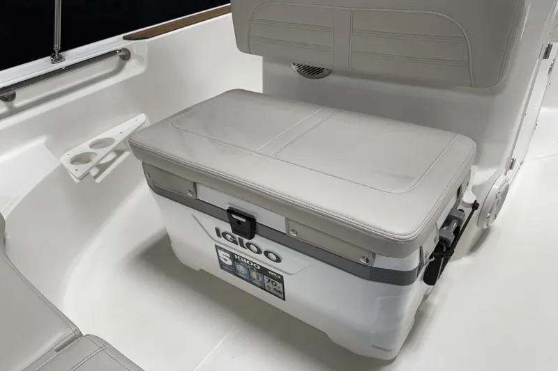 Slide: The Image of Boston Whaler 170 Montauk 2025 - 49
