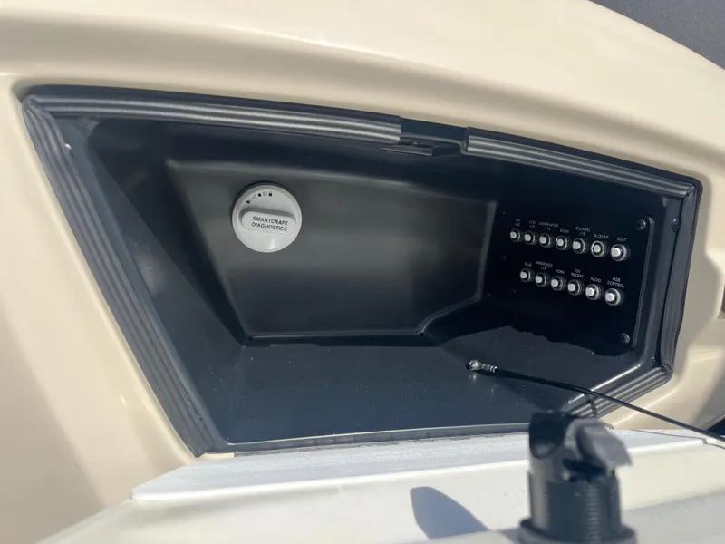 Slide: The Image of 2025 Barletta L25UEA boat dashboard with SmartCraft diagnostics and control panel. - 33