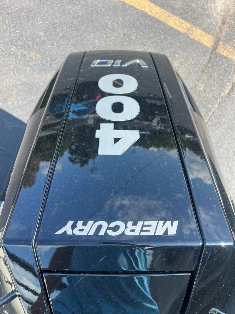 Slide: The Image of Mercury 400 V10 outboard engine on Barletta L25UEA, 2025 model. - 9