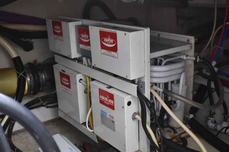 Slide: The Image of Carver 570 Voyager Pilothouse 2001 - 32