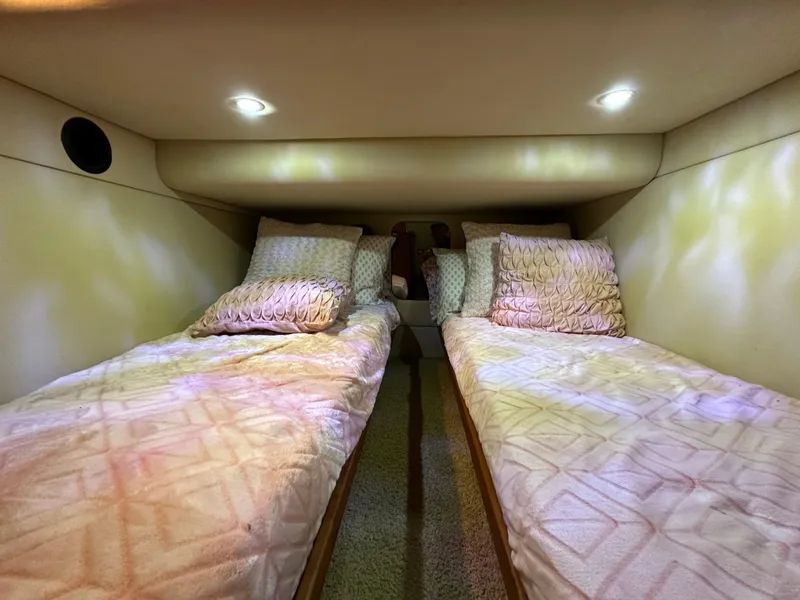 Slide: The Image of Cruisers Yachts 4450 2002 - 35