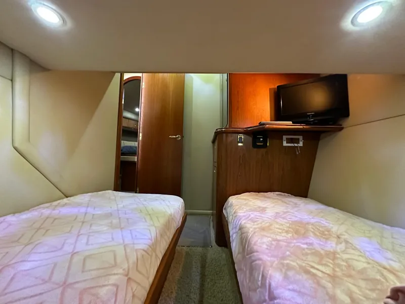 Slide: The Image of Cruisers Yachts 4450 2002 - 36