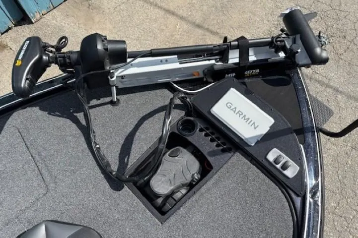 Slide: The Image of Nitro Z19 Pro 2025 boat with Garmin navigation system and trolling motor. - 5