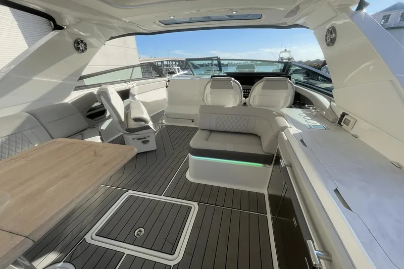 Slide: The Image of Sea Ray SLX 400 Outboard 2023 - 10