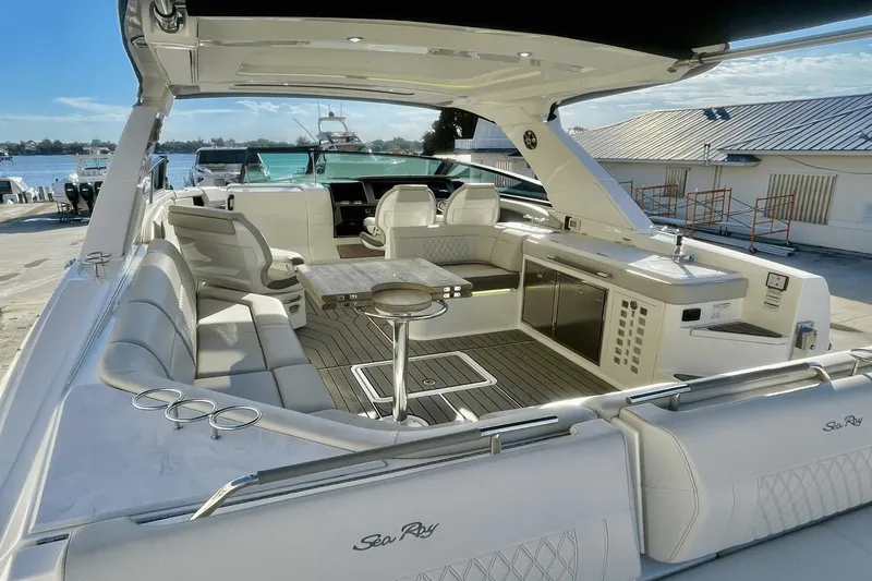 Slide: The Image of Sea Ray SLX 400 Outboard 2023 - 11