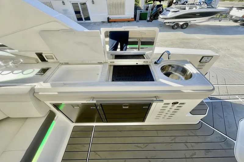 Slide: The Image of Sea Ray SLX 400 Outboard 2023 - 12