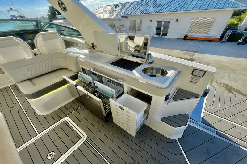 Slide: The Image of Sea Ray SLX 400 Outboard 2023 - 14