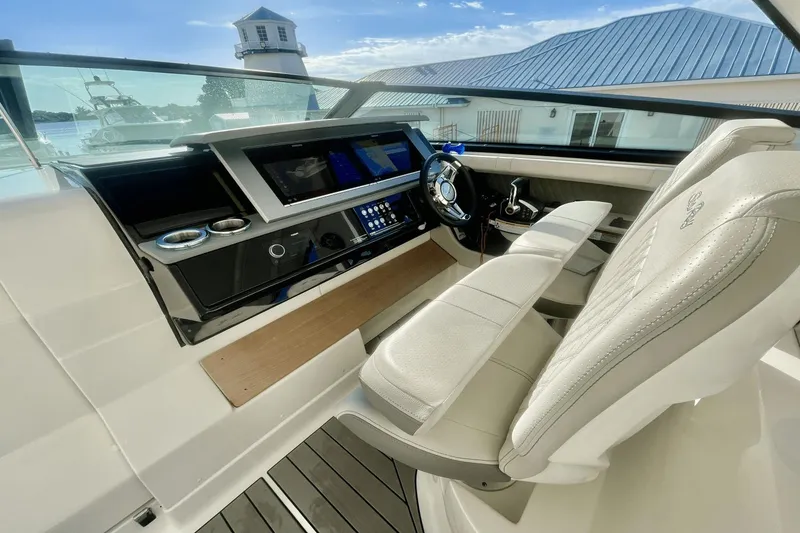 Slide: The Image of Sea Ray SLX 400 Outboard 2023 - 15
