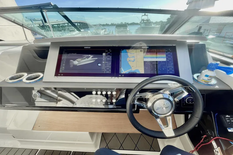 Slide: The Image of Sea Ray SLX 400 Outboard 2023 - 16