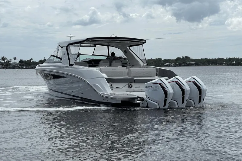 Slide: The Image of Sea Ray SLX 400 Outboard 2023 - 2
