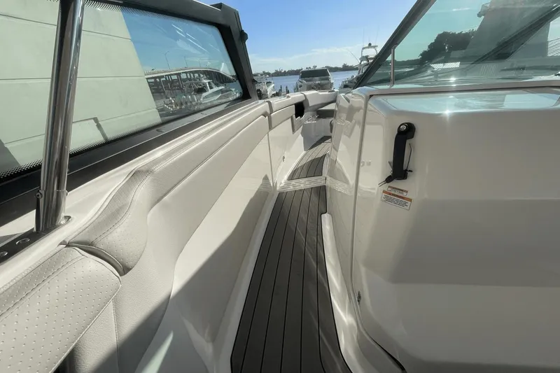 Slide: The Image of Sea Ray SLX 400 Outboard 2023 - 21