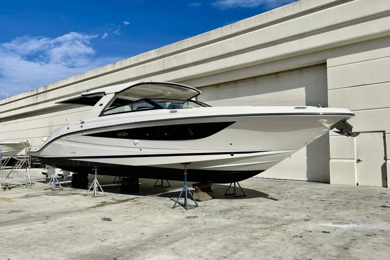 Slide: The Image of Sea Ray SLX 400 Outboard 2023 - 38