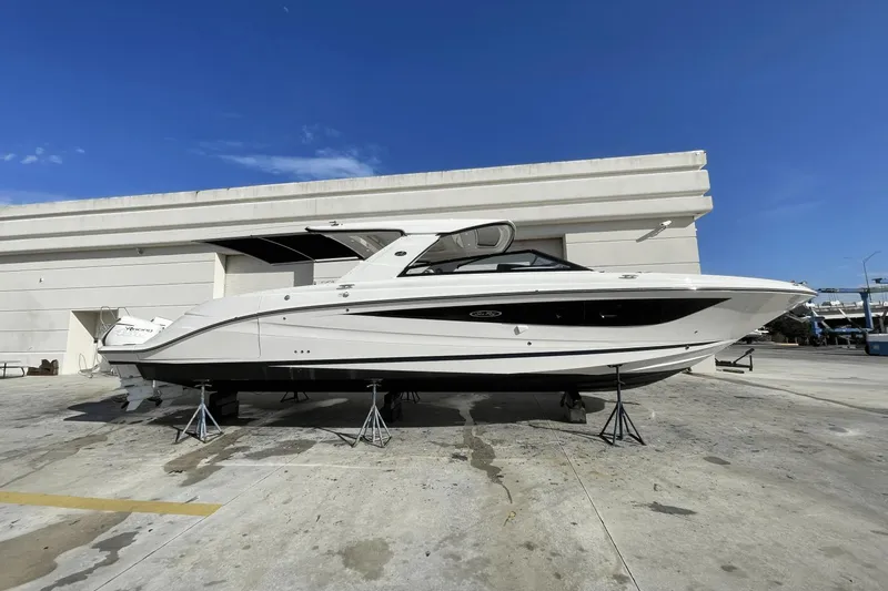 Slide: The Image of Sea Ray SLX 400 Outboard 2023 - 39