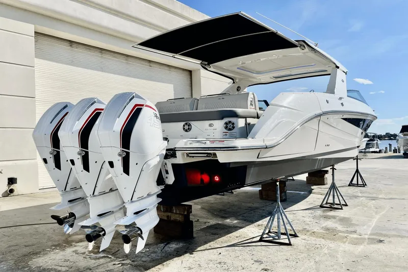 Slide: The Image of Sea Ray SLX 400 Outboard 2023 - 4