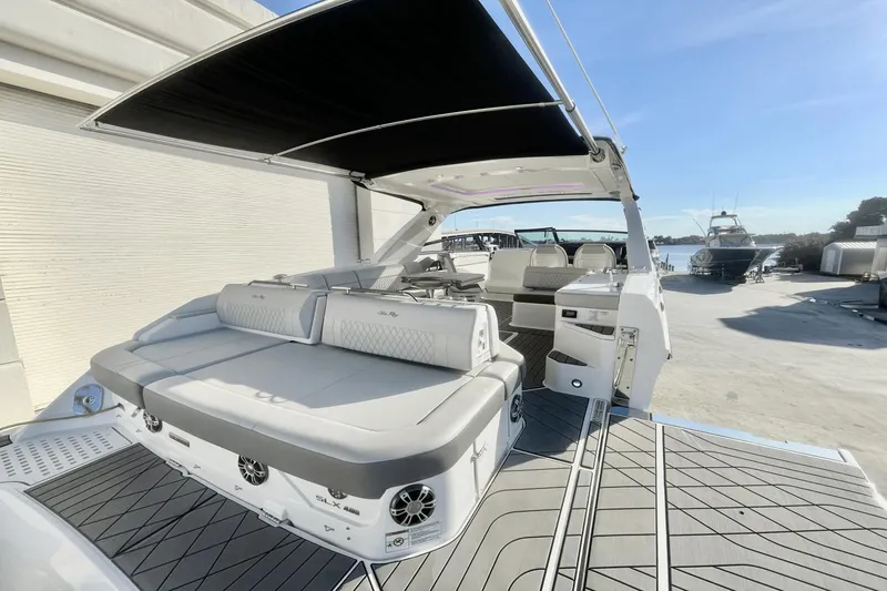 Slide: The Image of Sea Ray SLX 400 Outboard 2023 - 6