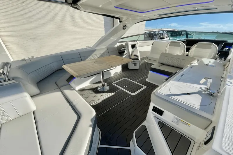 Slide: The Image of Sea Ray SLX 400 Outboard 2023 - 9