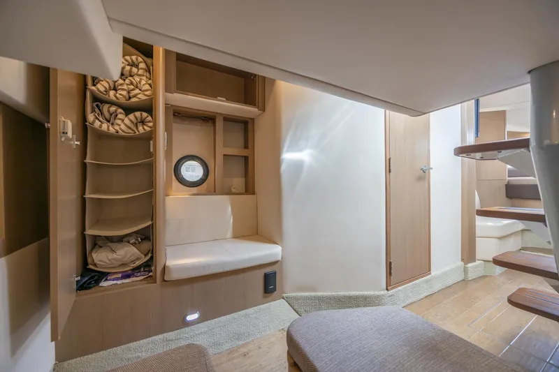 Slide: The Image of Sea Ray Sundancer 350 Coupe 2019 - 51