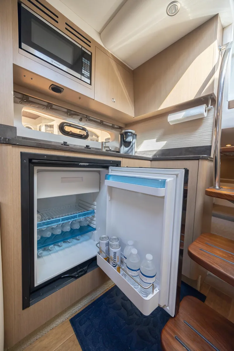 Slide: The Image of Sea Ray Sundancer 350 Coupe 2019 - 52