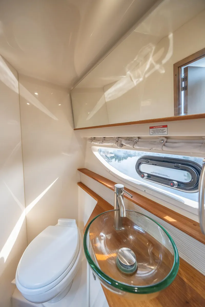 Slide: The Image of Sea Ray Sundancer 350 Coupe 2019 - 56