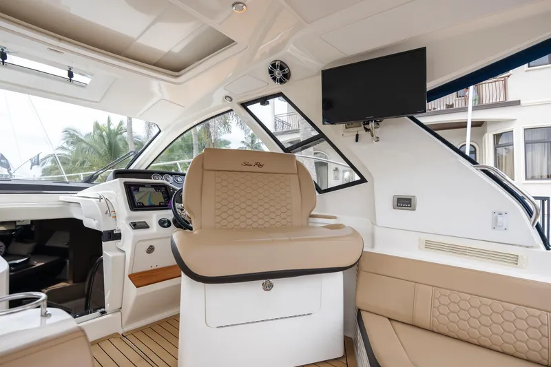 Slide: The Image of Sea Ray Sundancer 350 Coupe 2019 - 57