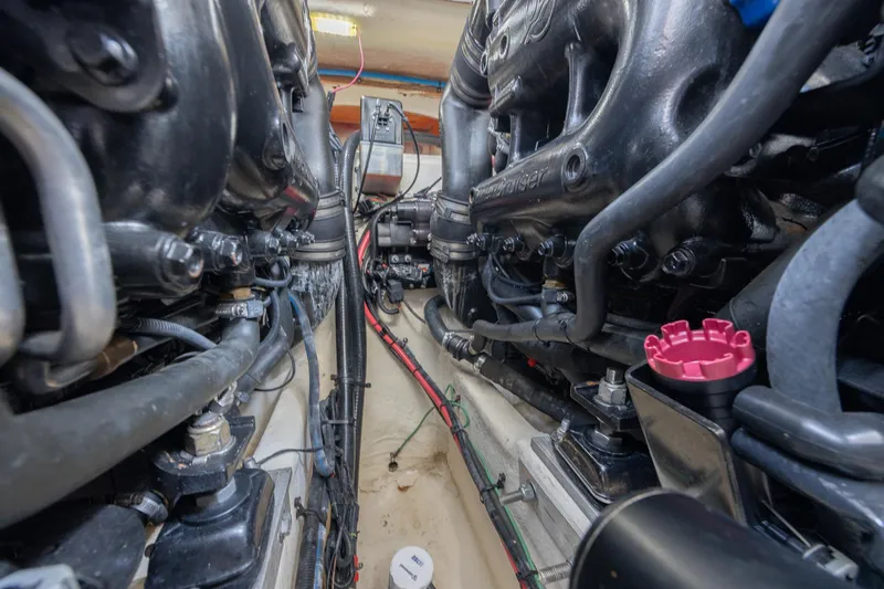 Slide: The Image of Sea Ray Sundancer 350 Coupe 2019 - 64