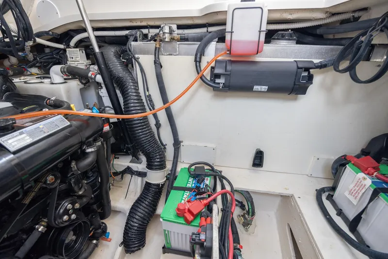 Slide: The Image of Sea Ray Sundancer 350 Coupe 2019 - 65