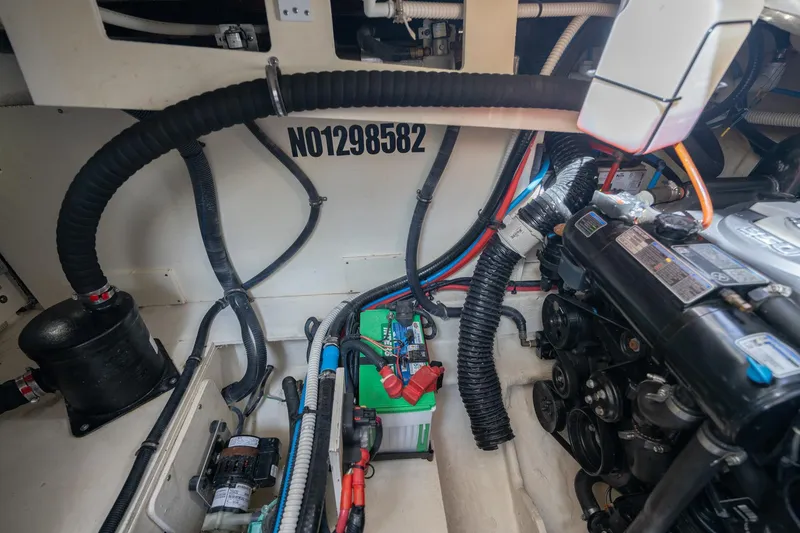 Slide: The Image of Sea Ray Sundancer 350 Coupe 2019 - 66