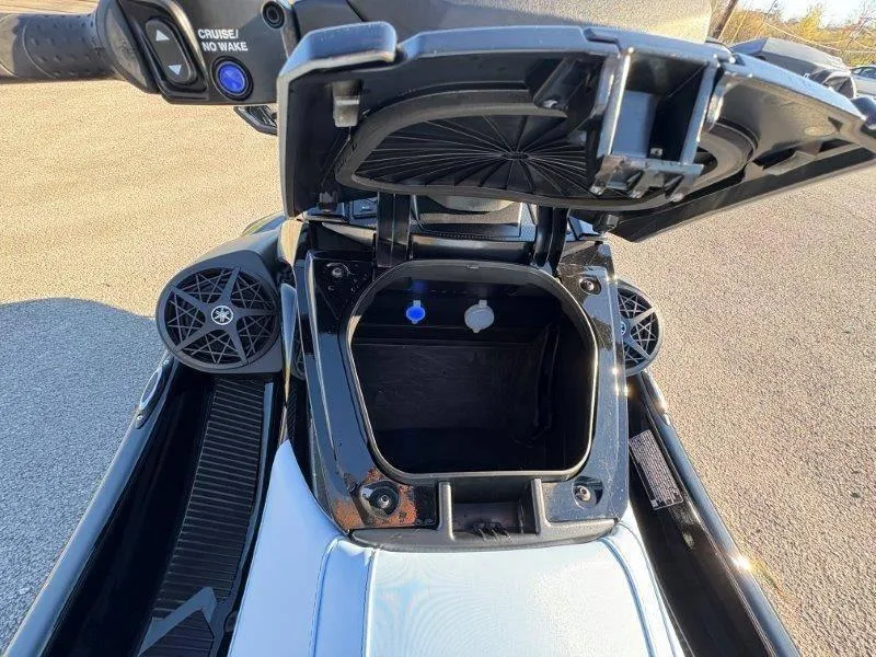 Slide: The Image of Yamaha Waverunner VX Cruiser w/ Audio 2025 - 30