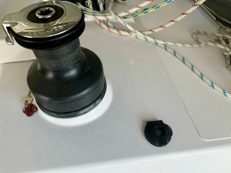 Slide: The Image of Starboard Cabintop Electric Winch - 72