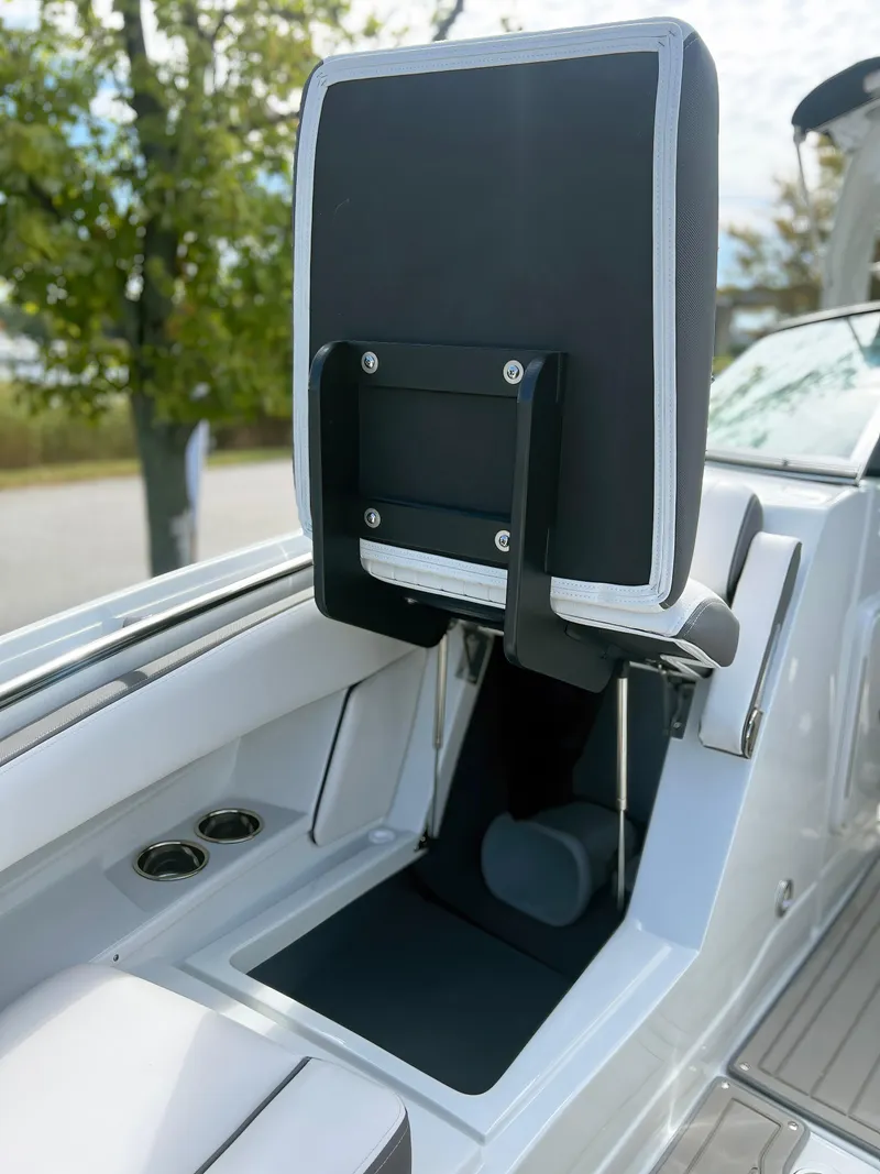 Slide: The Image of Crownline Boats 270 XSS 2025 - 13