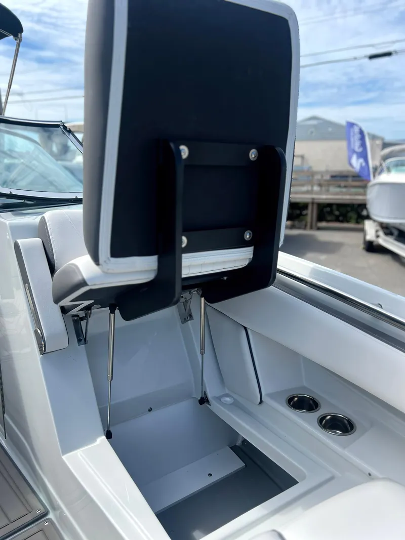 Slide: The Image of Crownline Boats 270 XSS 2025 - 15