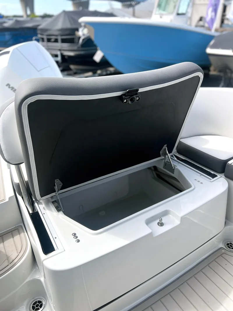 Slide: The Image of Crownline Boats 270 XSS 2025 - 19