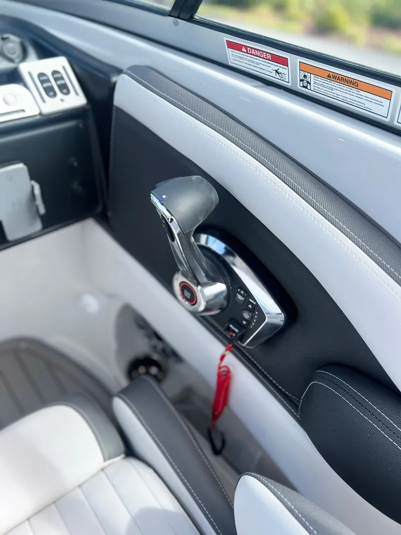 Slide: The Image of Crownline Boats 270 XSS 2025 - 24