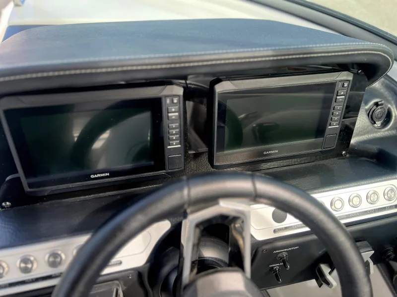 Slide: The Image of Crownline Boats 270 XSS 2025 - 5