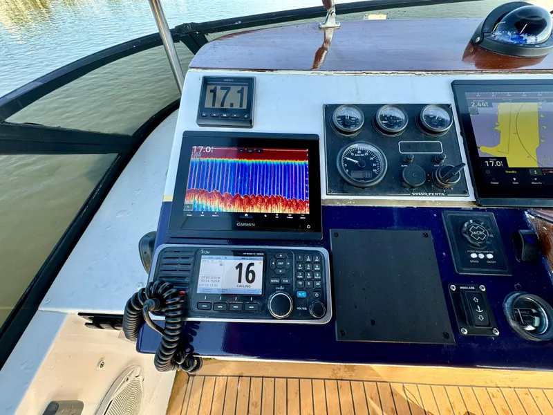 Slide: The Image of Navigator 4600 Pilothouse 1998 - 58