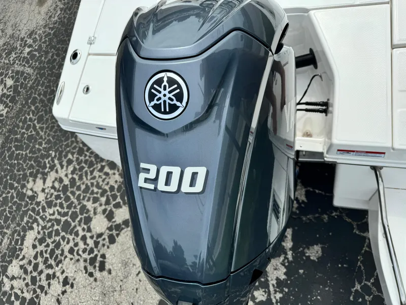 Slide: The Image of Yamaha 200 outboard motor on 2024 Robalo 226 Cayman boat. - 33