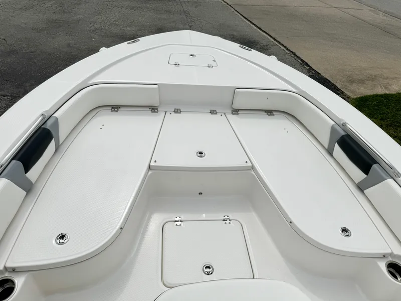 Slide: The Image of Robalo 226 Cayman 2024 - 50