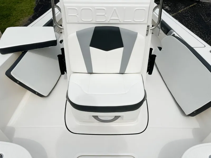 Slide: The Image of Robalo 226 Cayman 2024 - 58