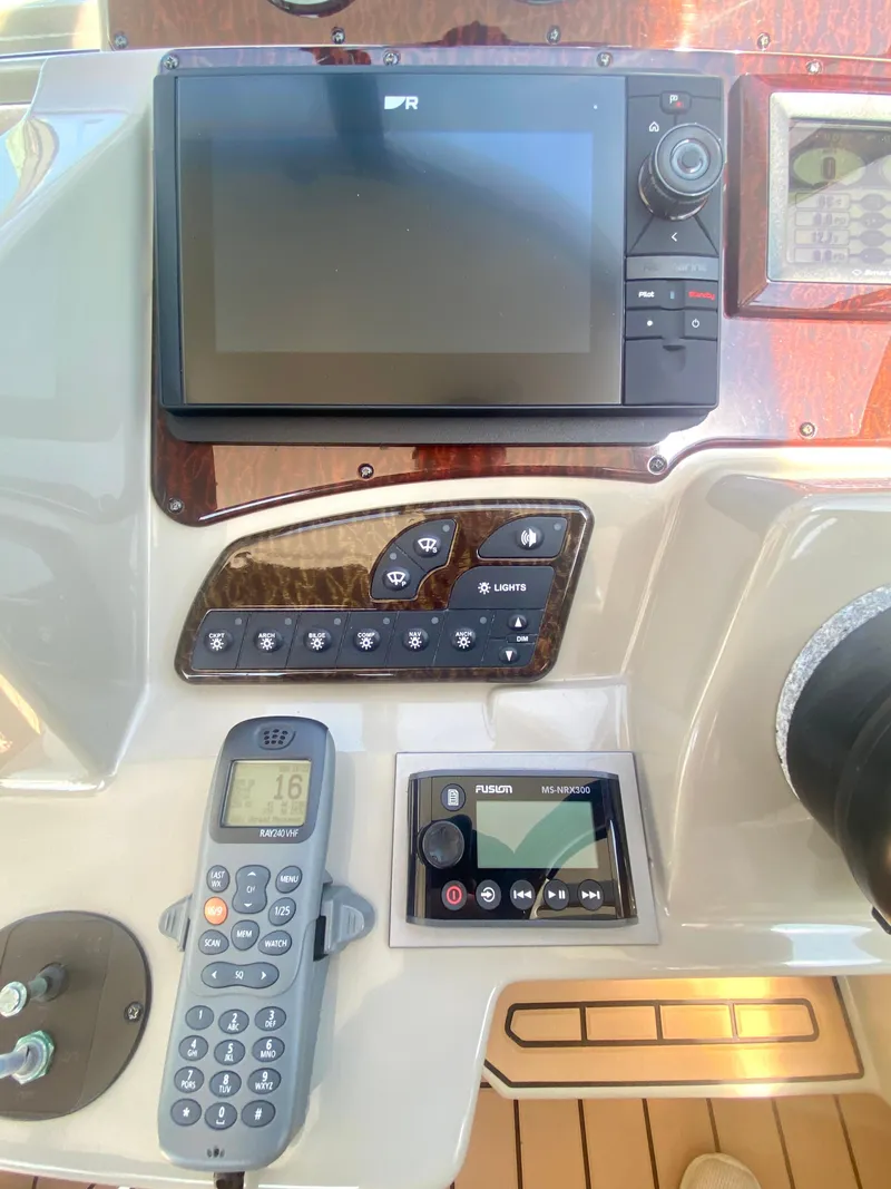 Slide: The Image of Sea Ray 330 Sundancer 2010 - 11