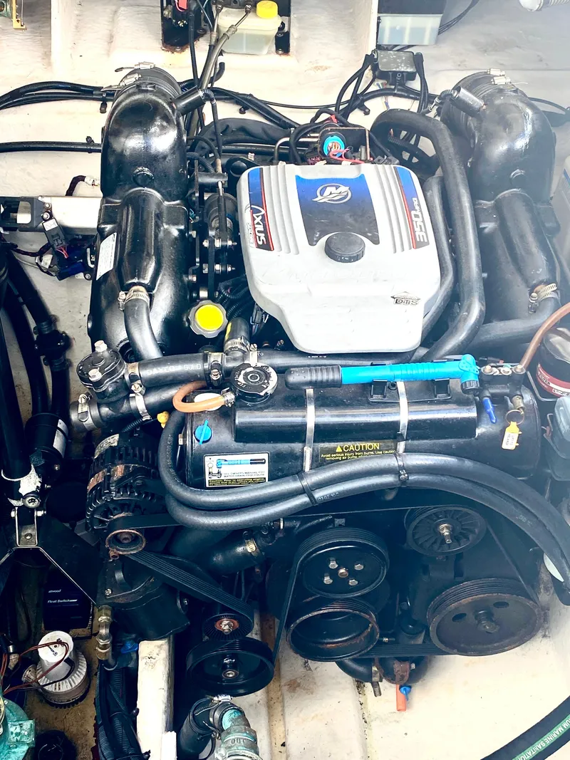 Slide: The Image of Sea Ray 330 Sundancer 2010 - 18