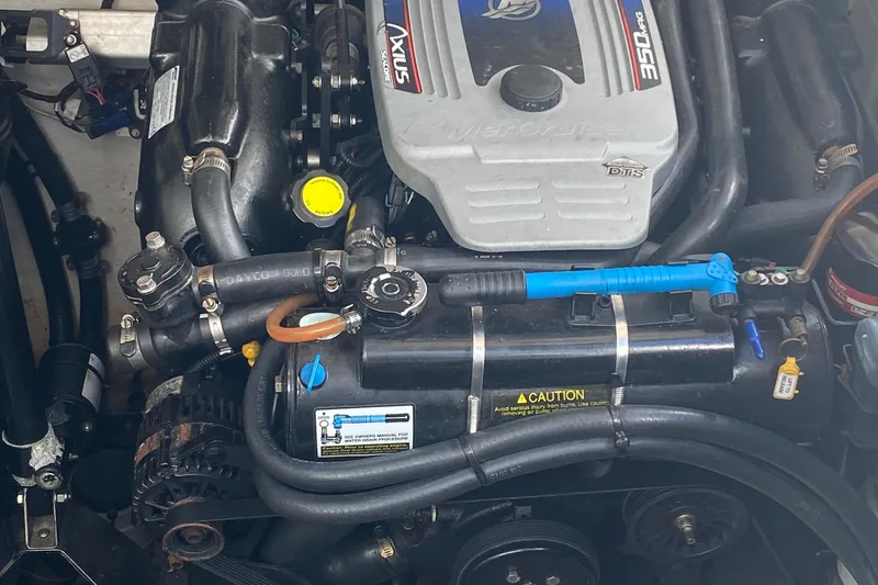 Slide: The Image of Sea Ray 330 Sundancer 2010 - 19