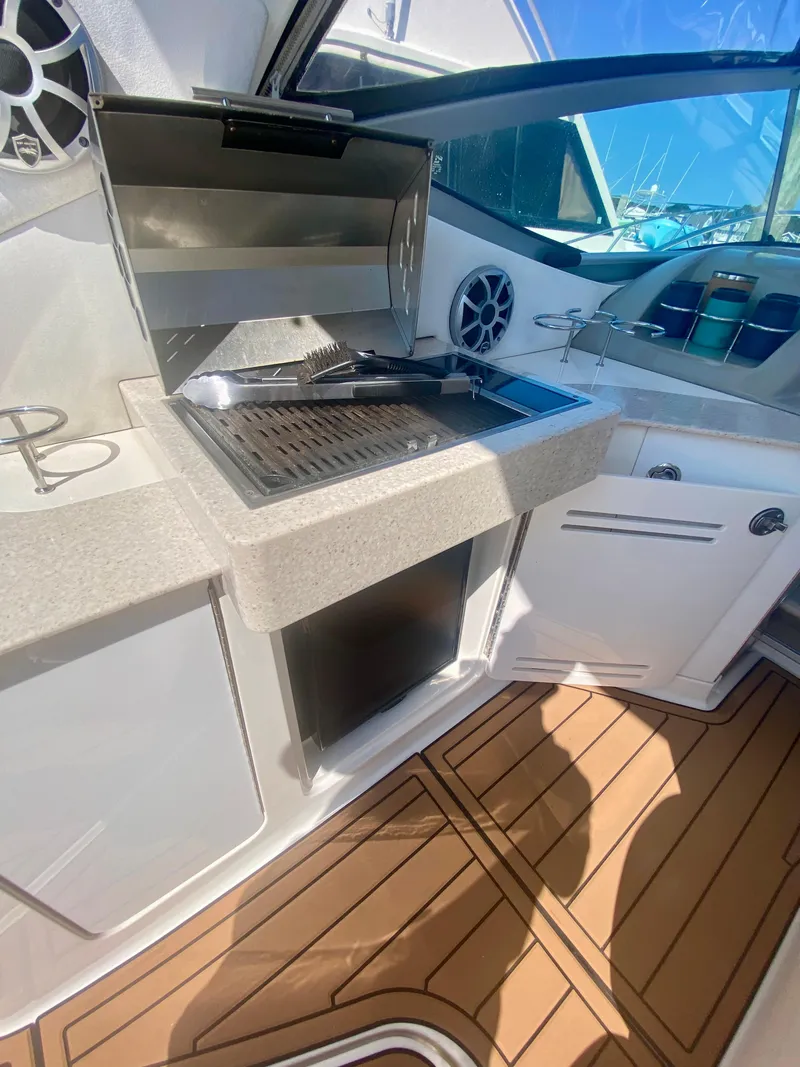 Slide: The Image of Sea Ray 330 Sundancer 2010 - 8