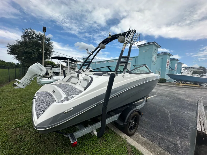 Slide: The Image of 2015 Yamaha Boats SX192 on trailer, parked outdoors under cloudy sky. - 10