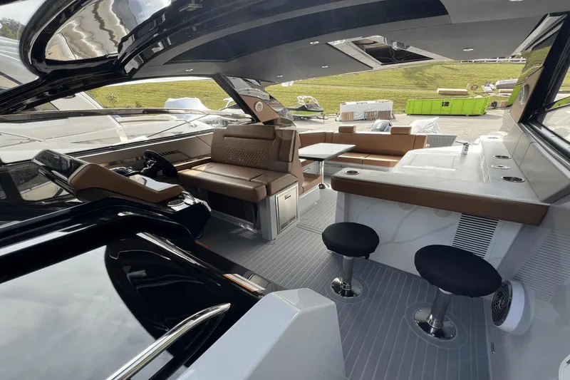 Slide: The Image of Cruisers 42 GLS Outboard 2025 - 40