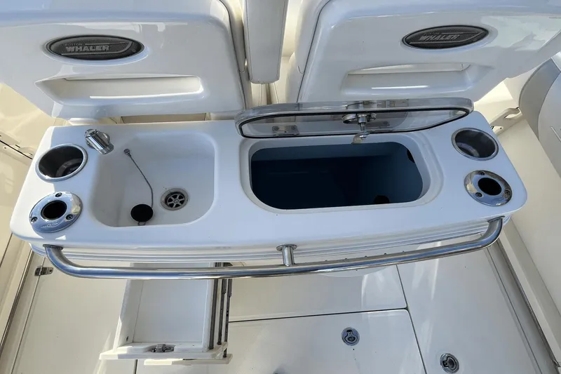 Slide: The Image of Boston Whaler 250 Outrage 2014 - 8