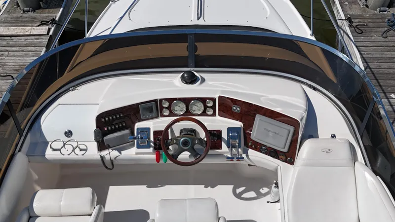 Slide: The Image of Regal 4080 Flybridge Sedan 2007, rear view on the water. - 19