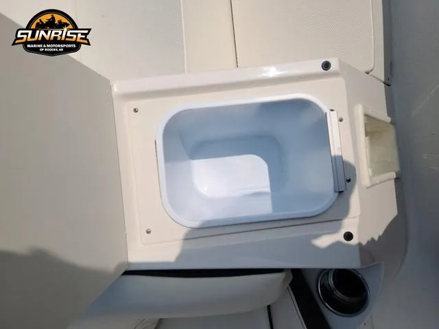 Slide: The Image of Stingray 212 SC 2023 - 4